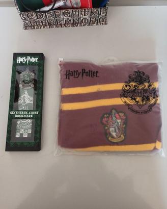 Sciarpa e segnalibro di harry potter.