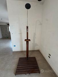 Doccia in legno da esterno