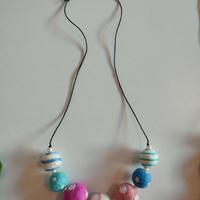 collana con palline in feltro