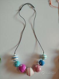 collana con palline in feltro