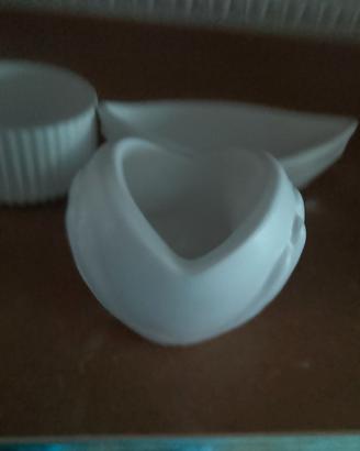 cuore tra le mani in gesso 