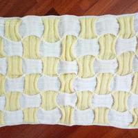 Copertina per culla in lana lavorata a mano