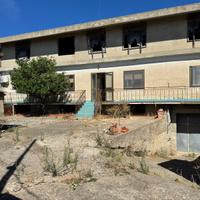 Casa singola su tre livelli con cortile