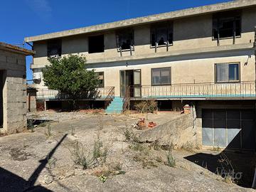 Casa singola su tre livelli con cortile