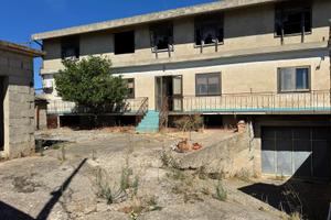 Casa singola su tre livelli con cortile