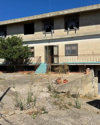 Casa singola su tre livelli con cortile