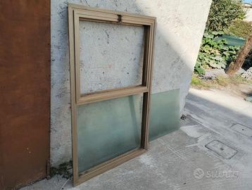Finestra in alluminio completa di vetro