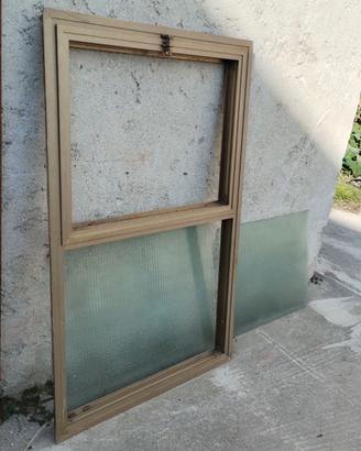Finestra in alluminio completa di vetro