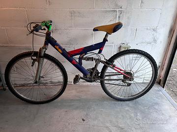 mountain bike con doppio ammortizzatore 26"