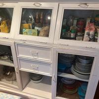 Credenza in legno bianco con vetrine