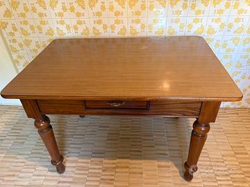 Tavolo in legno massello con cassetto