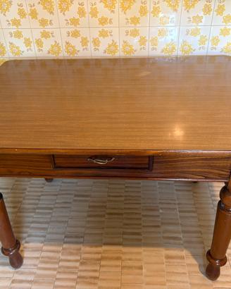Tavolo in legno massello con cassetto