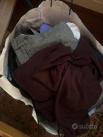 Borsa piena di vestiti uomo e ragazzina