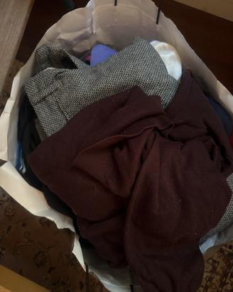 Borsa piena di vestiti uomo e ragazzina