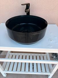Mobile bagno com lavabo e rubinetto