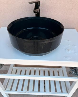 Mobile bagno com lavabo e rubinetto