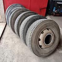 Gomme 265/70 r19,5 con cerchi
