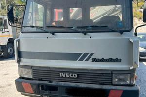 Iveco 95.14 con gru