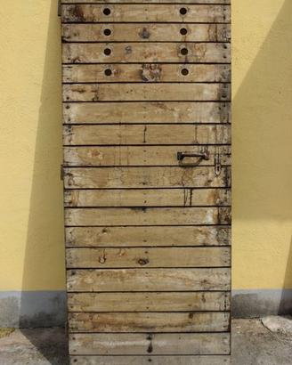 Porta grande in legno