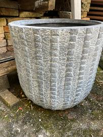 Vaso grigio grande per piante