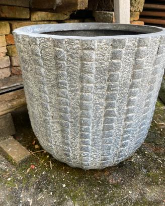 Vaso grigio grande per piante