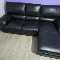 Divano in pelle, colore nero e  angolare.