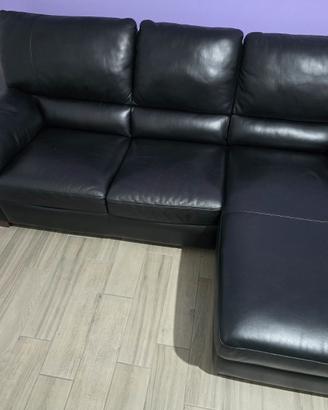 Divano in pelle, colore nero e  angolare.