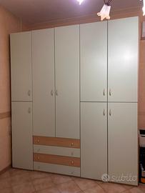 Armadio sei ante con scrivania e comodino