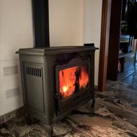 Stufa a legna da arredamento con tubo in ferro
