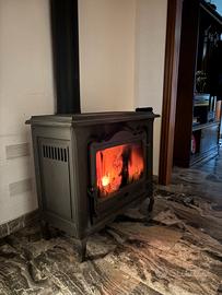 Stufa a legna da arredamento con tubo in ferro