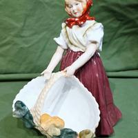 Statuetta porcellana - donna con cesto