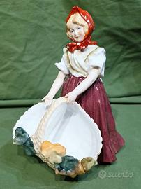 Statuetta porcellana - donna con cesto