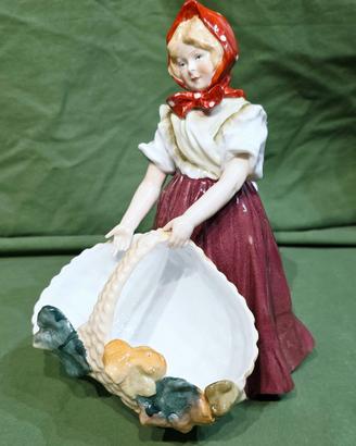 Statuetta porcellana - donna con cesto