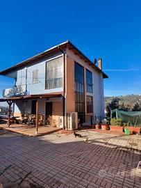 Casa unifamiliare con giardino