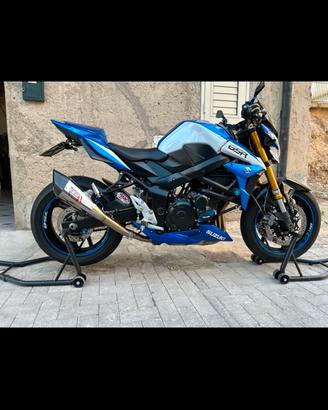 Suzuki gsr 750