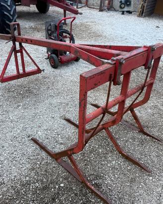 Trattore raccogli ceppi e frasche a 3 punti