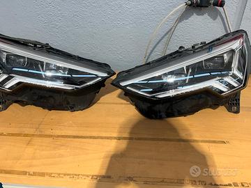 Fari anteriori LED Q3 destro e sinistro