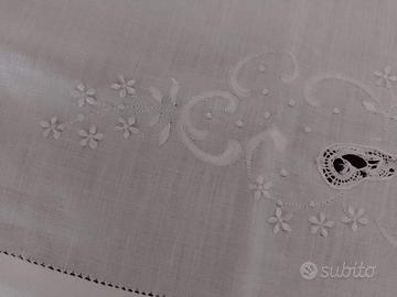 Tre coppie di asciugamani di lino con ricamo 