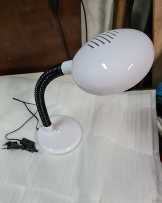 Lampada da scrivania orientabile