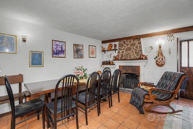 Casa indipendente di 185 m² con più di 5 locali a 