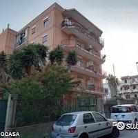 Svincolo gazzi,4 vani e servizi con posto auto