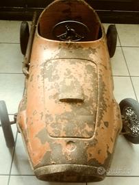 Auto in ferro a pedali della Giordani