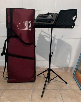 Tastiera - Microfono - Leggio Musica