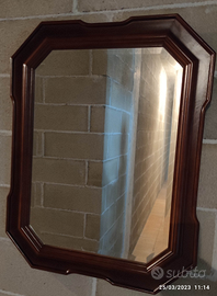 Specchio con cornice in legno