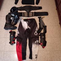 ABBIGLIAMENTO MOTOCROSS COMPLETO DI PROTEZIONI