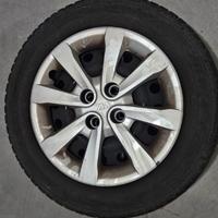 4 gomme invernali con cerchi e copricerchi