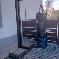 SACCO DA BOXE CON SUPPORTO IN ACCIAIO