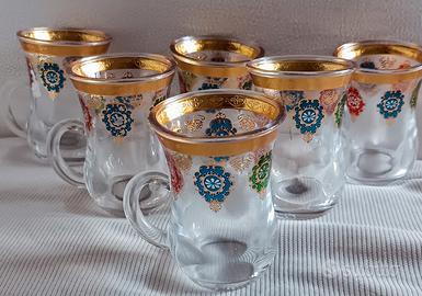 set del caffè in vetro e disegni d'oro
