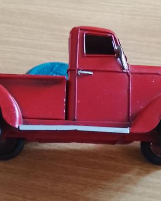 Camioncino cassonato stile vintage 