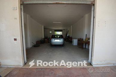 Villa di 203 m² con 5 locali e box auto a Spongano